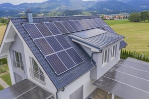 luftaufnahme-eines-privathauses-mit-sonnenkollektoren-auf-dem-dach